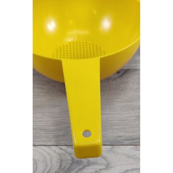 Tupperware #1523-4 Large 2 Qt. Yellow Colander Strainer Vintage - Picture 3 of 7